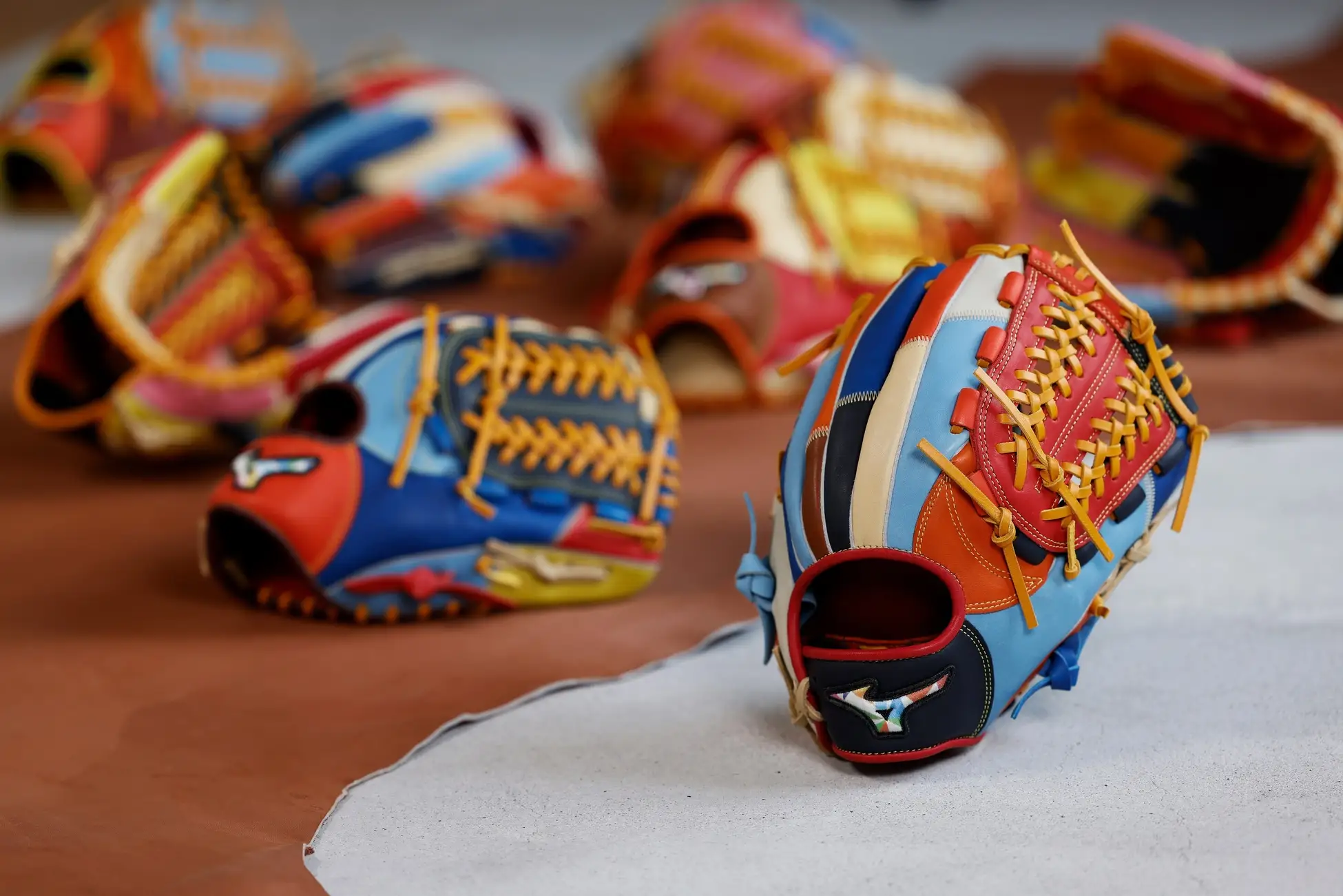 世界に一つだけの配色パターン、ミズノから革の端材を組み合わせてつくる野球グラブ「TSUNAGI GLOVE」が発売！